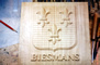 Blason hraldique en bois sculpte, la famille Biesmans